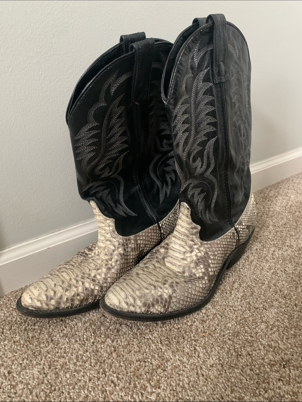 Men’s size 11 D Laredo Black Shaft Cream/Tan Snakeskin Cowboy Boots
